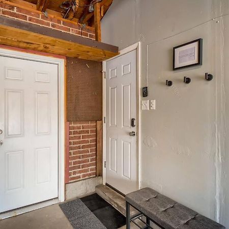Adorable 2-Bedroom Modern Basement DEN Exterior foto
