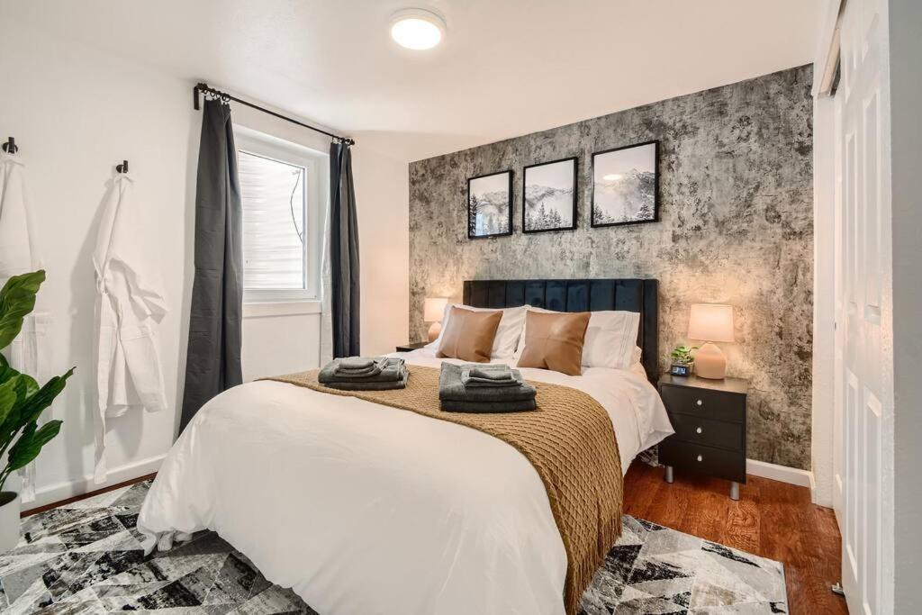 Adorable 2-Bedroom Modern Basement DEN Exterior foto
