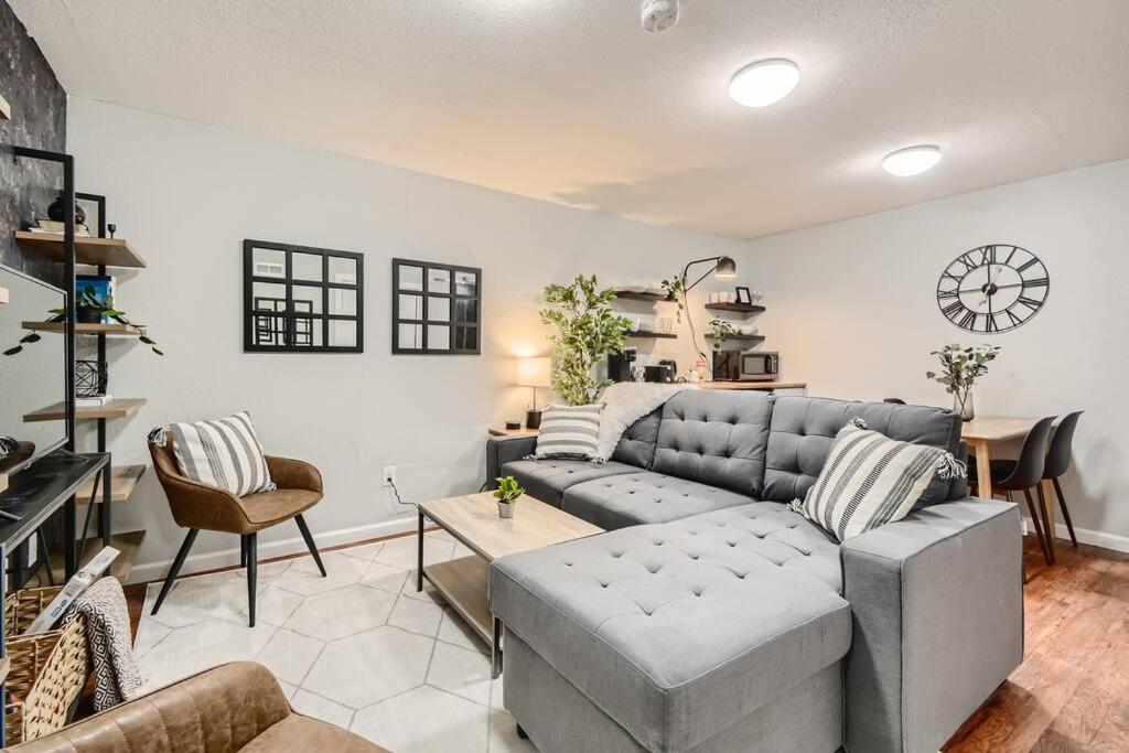 Adorable 2-Bedroom Modern Basement DEN Exterior foto