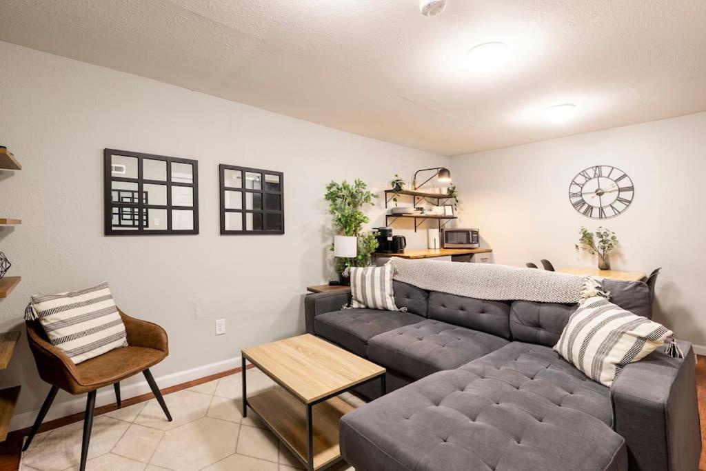 Adorable 2-Bedroom Modern Basement DEN Exterior foto