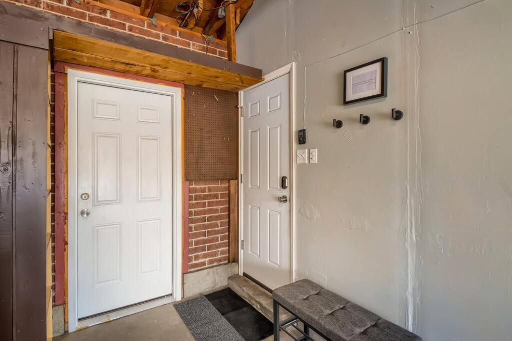 Adorable 2-Bedroom Modern Basement DEN Exterior foto