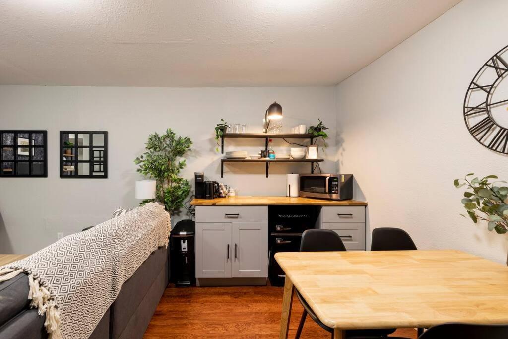 Adorable 2-Bedroom Modern Basement DEN Exterior foto