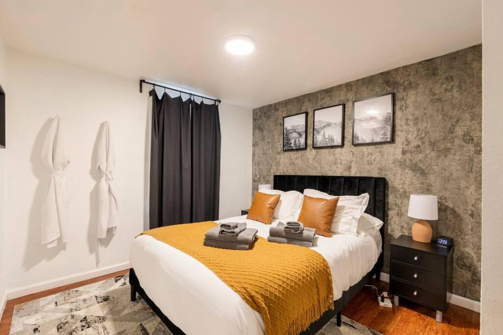 Adorable 2-Bedroom Modern Basement DEN Exterior foto