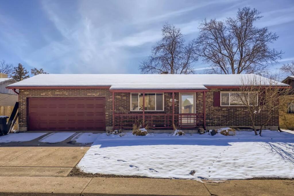 Adorable 2-Bedroom Modern Basement DEN Exterior foto