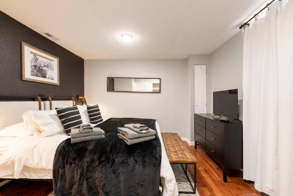 Adorable 2-Bedroom Modern Basement DEN Exterior foto
