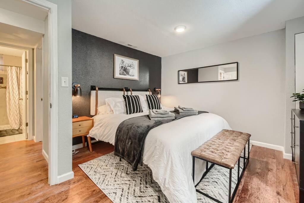 Adorable 2-Bedroom Modern Basement DEN Exterior foto