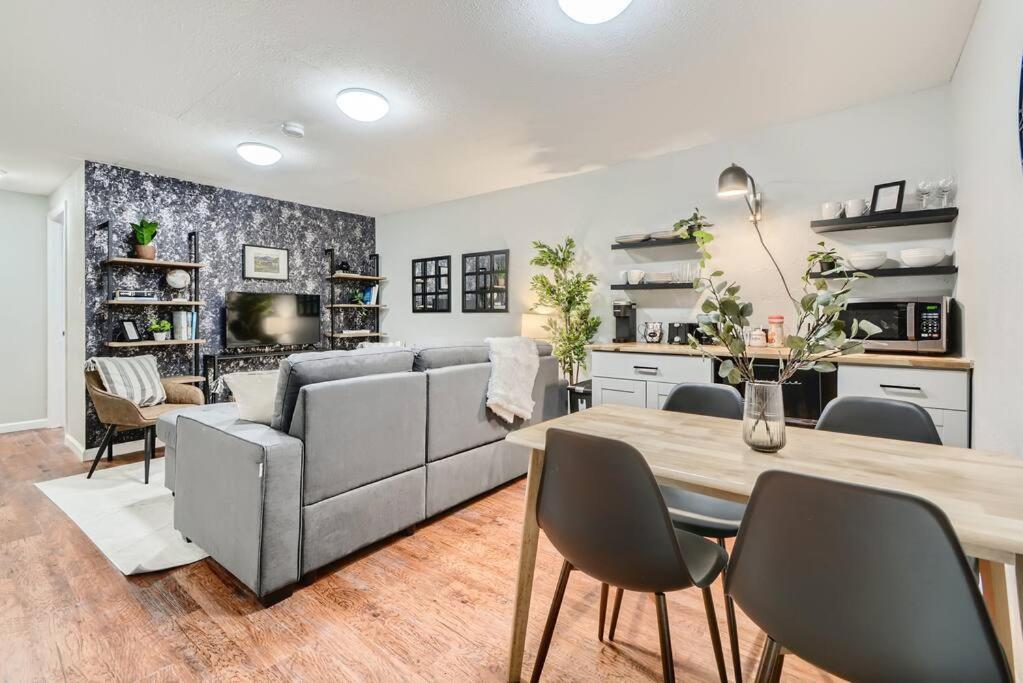 Adorable 2-Bedroom Modern Basement DEN Exterior foto