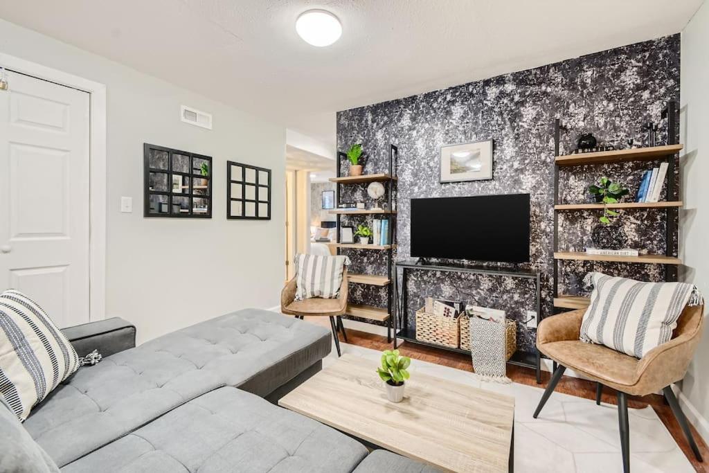 Adorable 2-Bedroom Modern Basement DEN Exterior foto