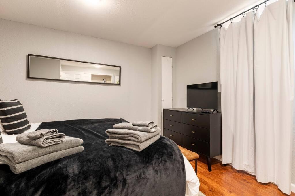 Adorable 2-Bedroom Modern Basement DEN Exterior foto
