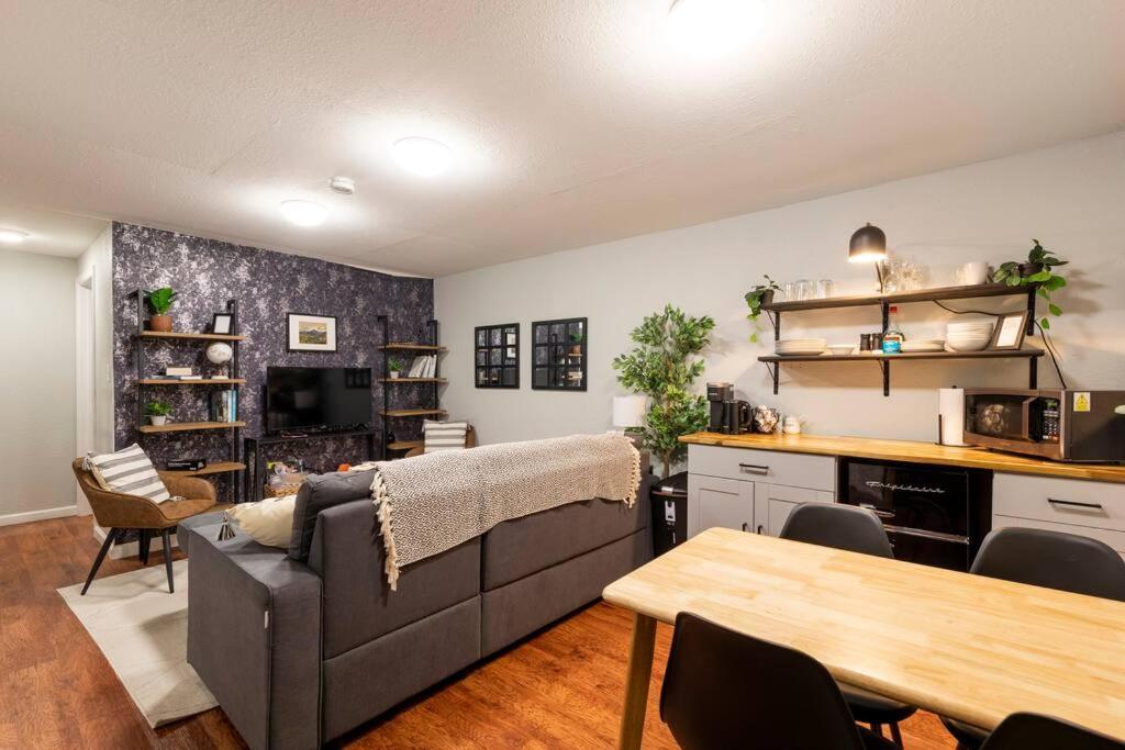 Adorable 2-Bedroom Modern Basement DEN Exterior foto