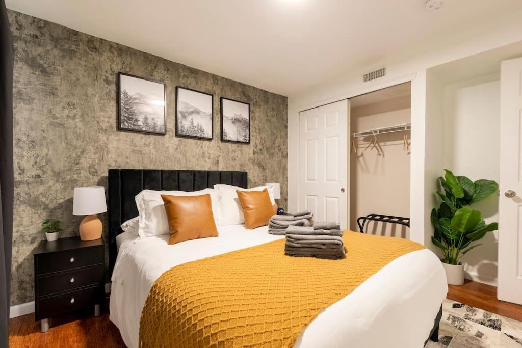 Adorable 2-Bedroom Modern Basement DEN Exterior foto