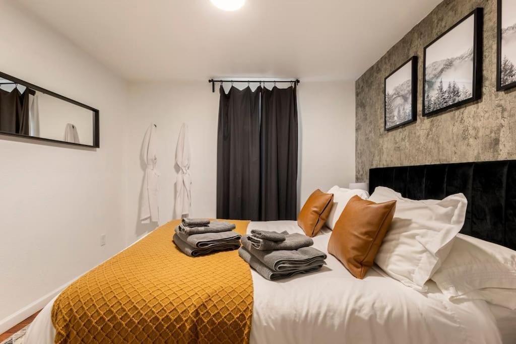 Adorable 2-Bedroom Modern Basement DEN Exterior foto